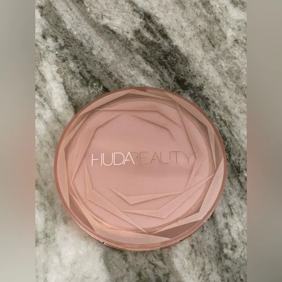 🥇HUDA BEAUTY N.Y.M.P. Highlighter, FLORA 
Very Rare!! Made in Italy - Picture 2 of 14